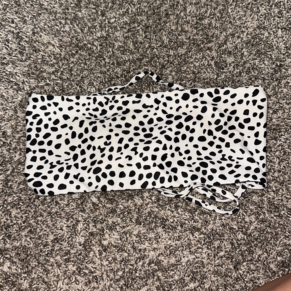 Cute Black And White Band Top with Tie Back! 🖤🤍